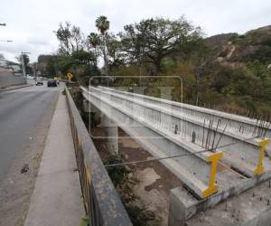 La Alcaldía Municipal del Distrito Central (AMDC) ubicó la noche de ayer las primeras vigas del paso que se construye a la par del puente de Germania, al sur de la capital de Honduras.