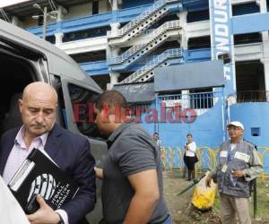 Los representantes de la selección australiana evitaron hablar con la prensa a su llegada a San Pedro Sula. (Fotos: Delmer Martínez / Grupo Opsa)
