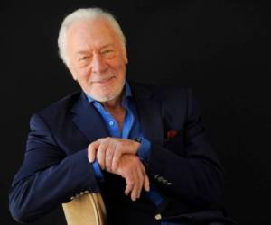 Christopher Plummer posa el 25 de julio de 2013 en Beverly Hills, California. Plummer, el elegante actor que interpretó al capitán von Trapp en el clásico “La novicia rebelde” y a los 82 años pasó a ser el actor de mayor edad en recibir un Oscar, murió el viernes 5 de febrero de 2021. Foto:AP