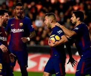 Jordi Alba descontó el empate y lo celebró a lo grande con sus compañeros.