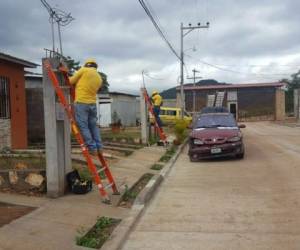 Durante la operación las cuadrillas cambiaran postes de distribución eléctrica dañados con sus componentes y herrajes, limpieza de las líneas primarias y secundarias y tensado del tendido para mejorar la altura de las líneas eléctricas y evitar daños a la red. Foto EEH