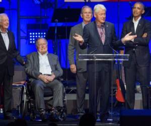 Jimmy Carter, George H. W. Bush, George W. Bush, Bill Clinton y Barack Obama juntos por una buena causa. (Foto: AFP)