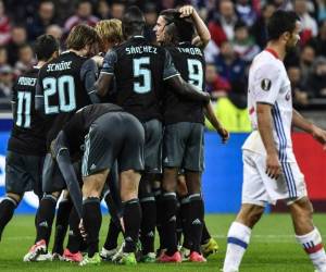 Los jugadores del Ajax celebran uno de los tantos anotados al Lyon (Foto: Agencia AFP)