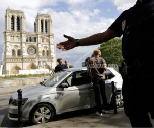 Agentes de policía despejan la zona en torno a la catedral de Notre Dame. Foto: AP.
