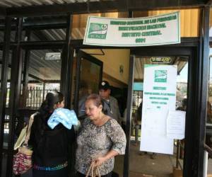 Anunciaron que no cederán y las tomas en el edificio del archivo central continuarán hasta que se les pague todo lo adeudado.