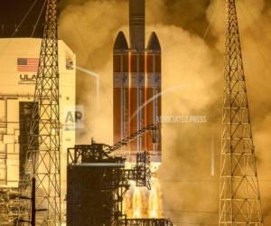 Del tamaño de un automóvil y con un coste de 1,500 millones de dólares, la sonda Parker Solar Probe intentará atravesar la atmósfera solar gracias a un escudo ultrarresistente. (Foto: AP)