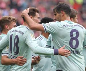 El mediocampista alemán del Bayern Munich, Leon Goretzka celebra el gol de apertura con sus compañeros durante el partido de fútbol de la Bundesliga alemana.