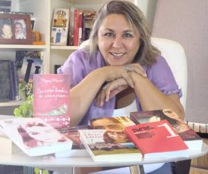 La escritora de novela romántica gusta de escribir y leer historias de mujeres enamoradas, pero con carácter fuerte que buscan salir adelante ante el mundo actual o adelantadas a su tiempo.