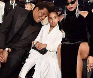 Jay-Z, Blue Ivy y Beyoncé en la gala de los premios Grammy 2018.