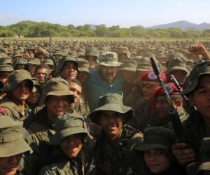 Nicolás Maduro, posa para una foto de grupo con cadetes en el centro de capacitación a quienes les pide sean leales. (Foto: AP)