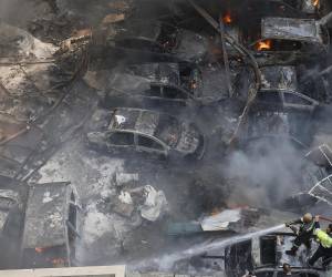 El sur de Beirut se encuentra totalmente colapsado este miércoles después del mayor ataque lanzado por Israel desde que comenzó la guerra contra el Líbano el pasado 2 de marzo, lo que ha provocado al menos decenas de muertos y cientos de heridos, según el balance preliminar oficial.