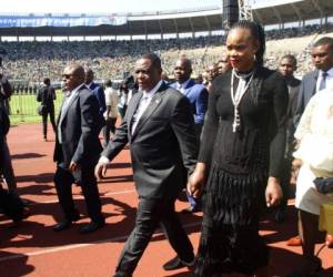 El vicepresidente de Zimbabue Constantino Chiwenga y su esposa Marry. Foto: AP.