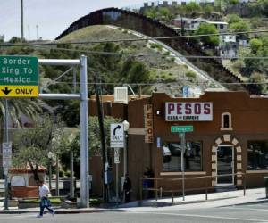 Al fondo se ve la frontera internacional que divide a Nogales, Sonora, México, en el fondo, y a Nogales, Arizona. Foto: Agencia AP.