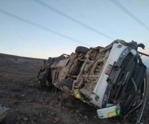 El bus cayó a un abismo de 400 metros y los cuerpos de las víctimas quedaron esparcidos en la falda de un cerro de esa zona desértica, según medios locales. Foto cortesía: Policía Nacional de Perú.