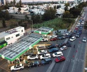 Filas de hasta dos kilómetros de automóviles a la espera de cargar gasolina. Foto AFP