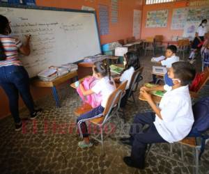 La maestra Ana Carolina es de las pocas en Comayagua, zona centro de Honduras, en dar clases semipresenciales a sus alumnos durante la pandemia del covid-19. Foto: Johny Magallanes / EL HERALDO.