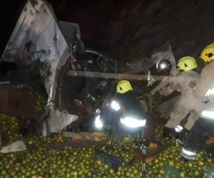 Así quedó la escena donde volcó la rastra. Los bomberos rescataron a dos de los cinco pasajeros. Tres perdieron la vida en el lugar.