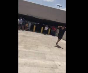 Las personas que estaban en el lugar corrían despavoridas al escuchar los disparos.