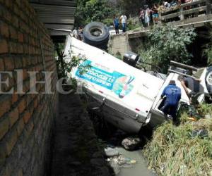 Tres empleados de una empresa de recolección de basura se accidentaron este domingo tras que la unidad presentara fallas mecánicas en los frenos. Fotos: Alex Pérez / EL HERALDO.