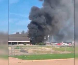 El canal de noticias CNN afirmó que la aparato era un avión privado y que se había estrellado contra un hangar en un aeropuerto local.