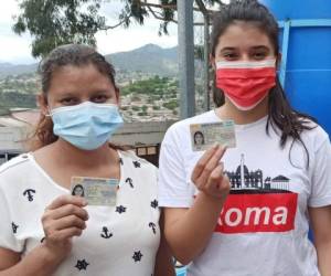 Varios jóvenes acudieron el martes a buscar su nueva identidad. Foto: Twitter Rnp Honduras
