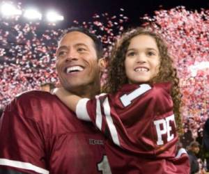 'La Roca' junto a Madison Michelle Pettis en el estreno de la película 'Entrenando a papá'. Foto Disney