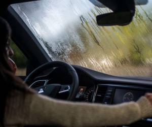 La visibilidad es crucial para la seguridad en la carretera, especialmente durante la temporada de lluvias. Siguiendo las recomendaciones adecuadas, puede evitar el empañamiento de los vidrios de su carro y garantizar un viaje más seguro para usted y sus pasajeros.