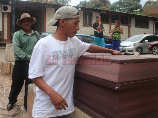 El hijo de la víctima viajó desde Intibucá a Tegucigalpa para reclamar el cadáver de su madre. Foto: Estalin Irías/EL HERALDO.