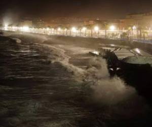 El agua arrastró casas y destruyó carreteras y puentes en torno a la ciudad de Niza, en la Riviera Francesa. Foto: AFP
