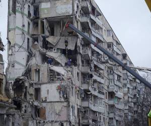 El balance del ataque en Dnipró aumentó este lunes a 40 muertos, a medida que se extraían más cuerpos de los escombros del edificio de apartamentos de estilo soviético, que quedó parcialmente derrumbado.