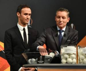 Michael Heselschwerdt, ex futbolista portugués Ricardo Carvalho, y Michael Heselschwerdt, titular de la UEFA, asisten al sorteo de la ronda de 32 del torneo de fútbol de la UEFA Europa League en la UE. (Foto: AFP)