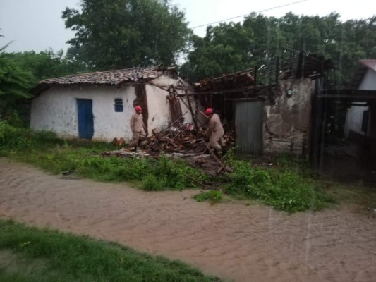 Una vivienda del barrio Morazán en Nacaome, Valle, colapsó la tarde de este jueves, según informó el Cuerpo de Bomberos de Honduras.
