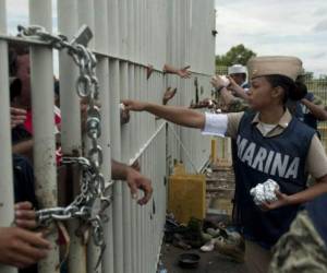 Una vez procesados, los migrantes fueron trasladados a un campamento al aire libre en la ciudad de Tapachula. Foto: AP