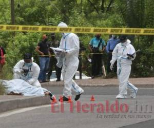 Agentes de Inspecciones Oculares levantan las evidencias del crimen en la capital. Foto: Estalin Irías/El Heraldo
