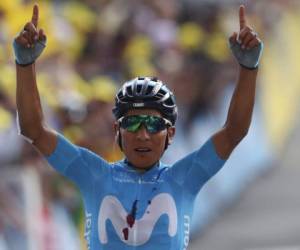El colombiano Nairo Quintana celebra al cruzar la 18va etapa del Tour de Francia, 208 kilómetros entre Embrun y Valloire. Foto: AP.