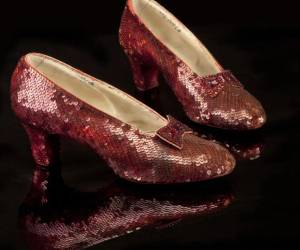 Dorothy, la joven heroína, choca tres veces sus talones para lograr su sueño más preciado: volver a casa, en Kansas.