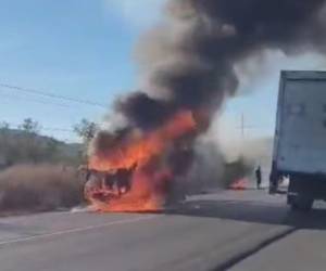 Un motociclista murió calcinado tras un choque frontal con un camión en la carretera Panamericana, entre Jícaro Galán y San Lorenzo, en Nacaome.