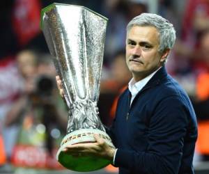 El técnico portugués José Mourinho levanta la copa que lo acredita como campeones de la Europa League (Foto: Agencia AFP)