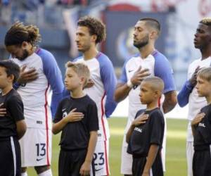 La Federación de Fútbol de EE UU dio a conocer una nueva política que exige que los jugadores se pongan de pie durante los himnos nacionales en los partidos internacionales