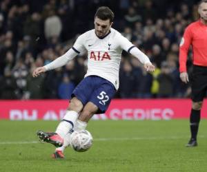 Troy Parrott del Tottenham remata un penal en el partido contra Norwich por la Copa FA en Londres, el miércoles 4 de marzo de 2020. Foto: Agencia AP.