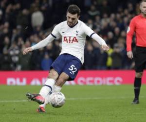 Troy Parrott del Tottenham remata un penal en el partido contra Norwich por la Copa FA en Londres, el miércoles 4 de marzo de 2020. Foto: Agencia AP.