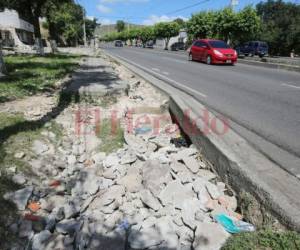 Los sobrantes de materiales también impiden el paso libre. Foto: Efraín Salgado/EL HERALDO