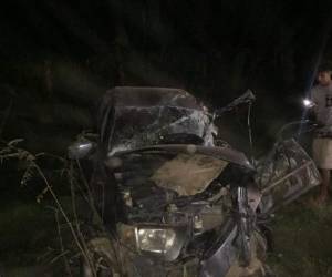 El carro pick-up quedó totalmente destruido.