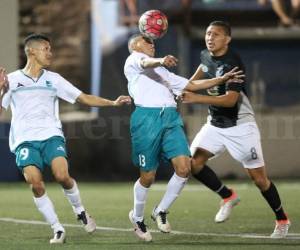 Acción del partido entre Infop y Comayagua FC en el estadio El Birichiche de Tegucigalpa. Foto: Marvin Salgado / El Heraldo.