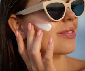 La exposición solar acumulada durante la infancia representa hasta el 80% del daño total de piel que una persona recibe a lo largo de su vida, según estimaciones dermatológicas.