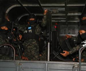 Integrantes de la Policía de Honduras custodian las instalaciones del CNE durante una manifestación de simpatizantes del Libre.