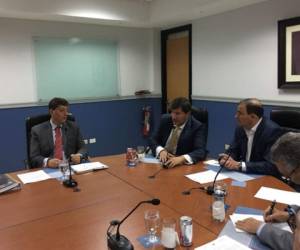 Javier Cabreja, Igor Garafulic y Juan Carlos Sikaffy durante la reunión sostenida este viernes.