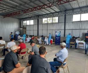 El fin de semana recibieron la primera dosis unos 3 mil conductores de taxis de varias ciudades del país.