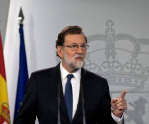 El presidente español Mariano Rajoy solicita la apertura de un proceso constituyente que incluye redactar nuevas leyes catalanas y abrir negociaciones.