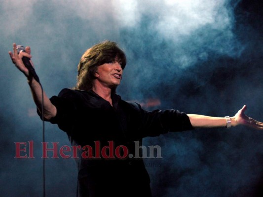 El cantante español Camilo Sesto durante uno de sus conciertos en Honduras. Foto: Alex Pérez/EL HERALDO.